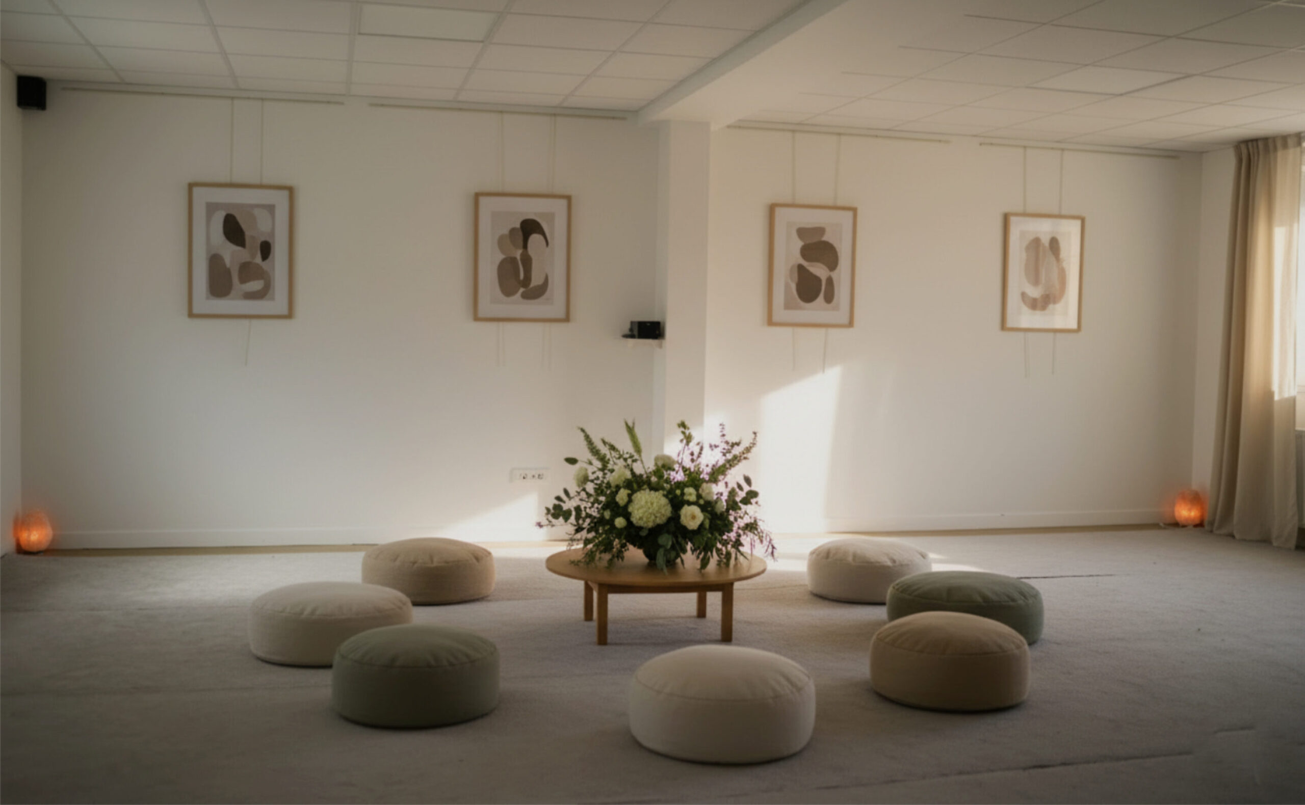 Salle de cercle de pardon et de gratitude à Le Mans avec coussins au sol et bouquet central, espace Librement SOI Emmanuelle Foucault